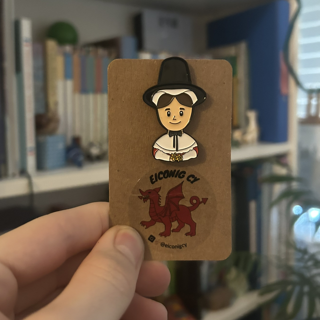Welsh Lady Pin Badge - Eiconig Cy