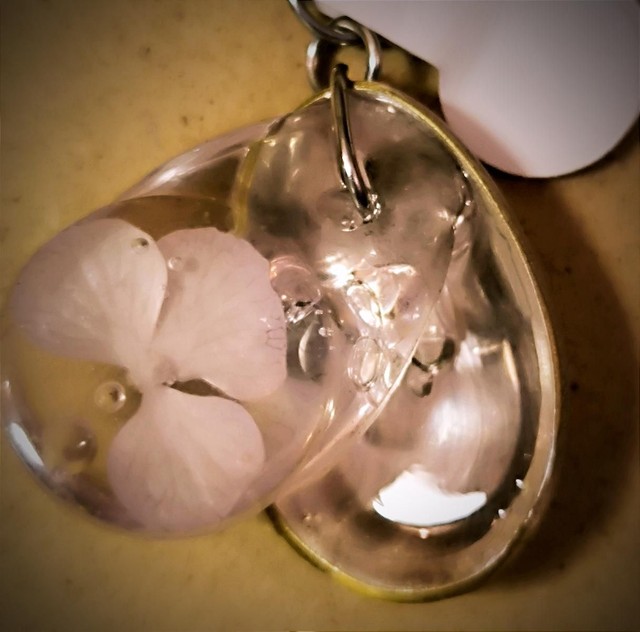 Pendentif coeur argent et fleur blanche