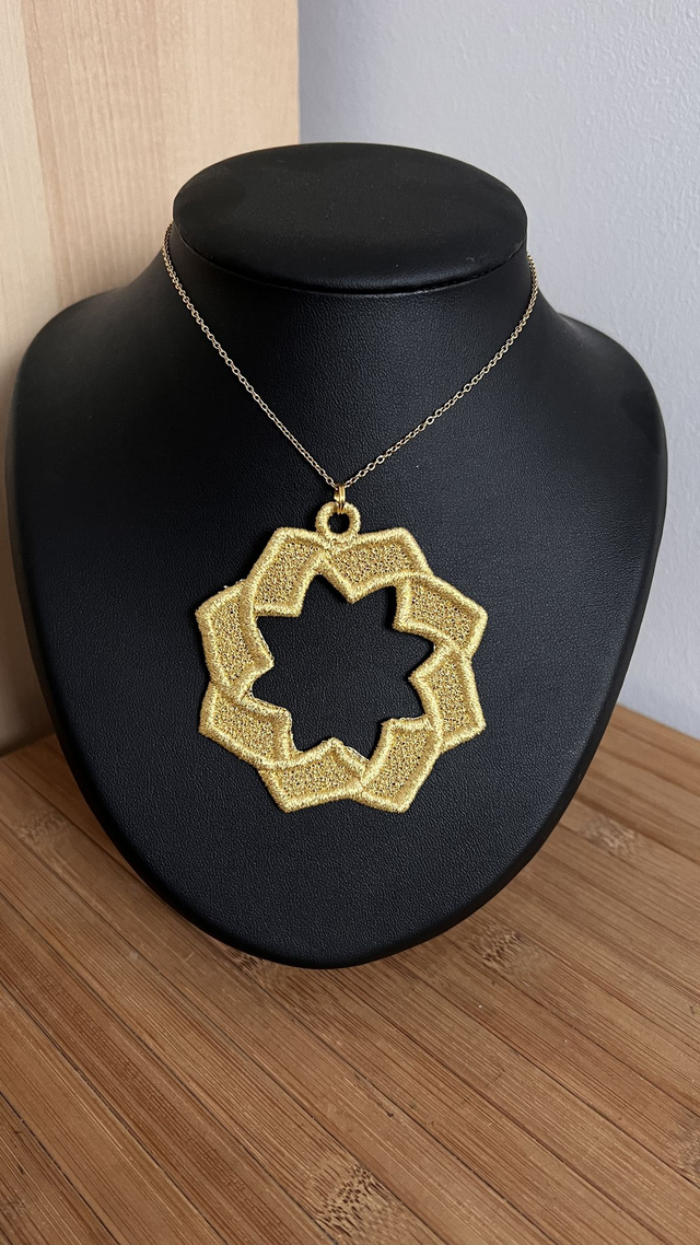 Collier "étoile" en dentelle