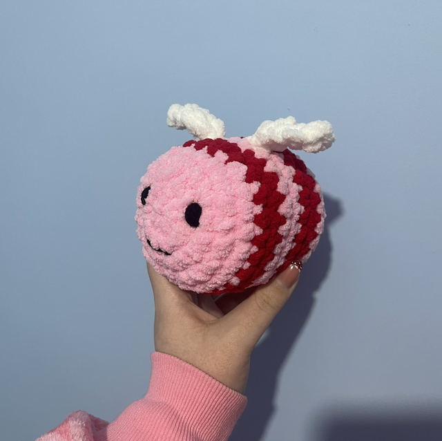 Valentine’s Bee Plushie 💘 