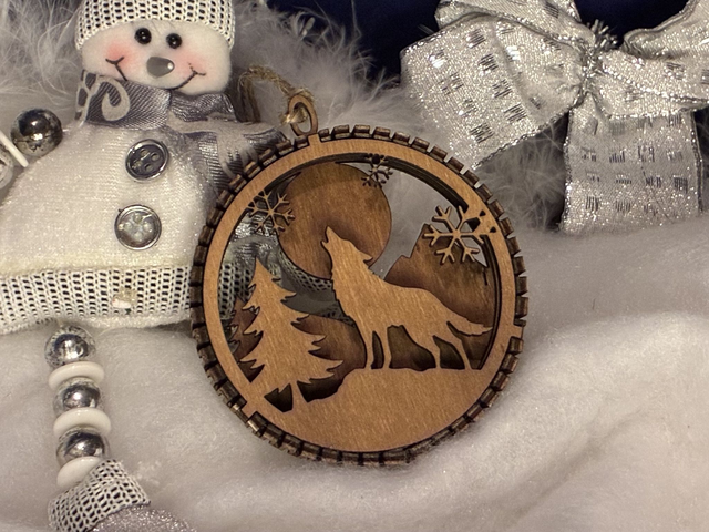 Boules de Noël en bois finition noyer multicouche – Scènes hivernales (10 modèles au choix)