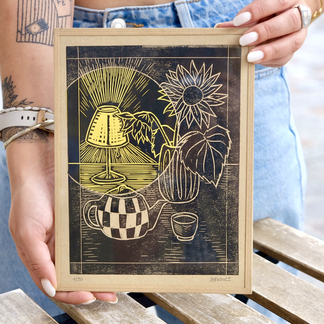 Thé un soir d&#039;été - nature morte tournesol - estampe 18x24 cm encadrée finition kraft gommé