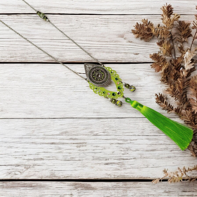 Collier sautoir pompon vert