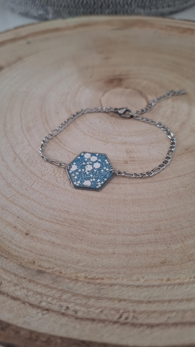 Bracelet hexagonal bleu et paillettes argentées et dorées 
