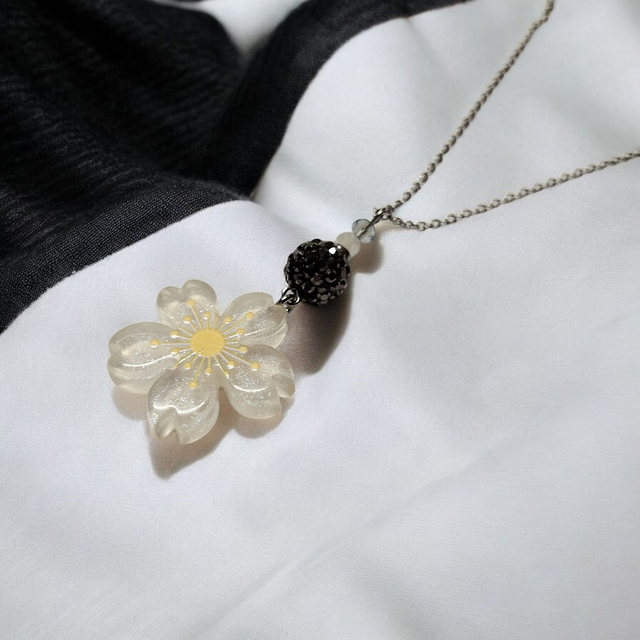 Collier acier inoxydable et cristal blanc noir fleur