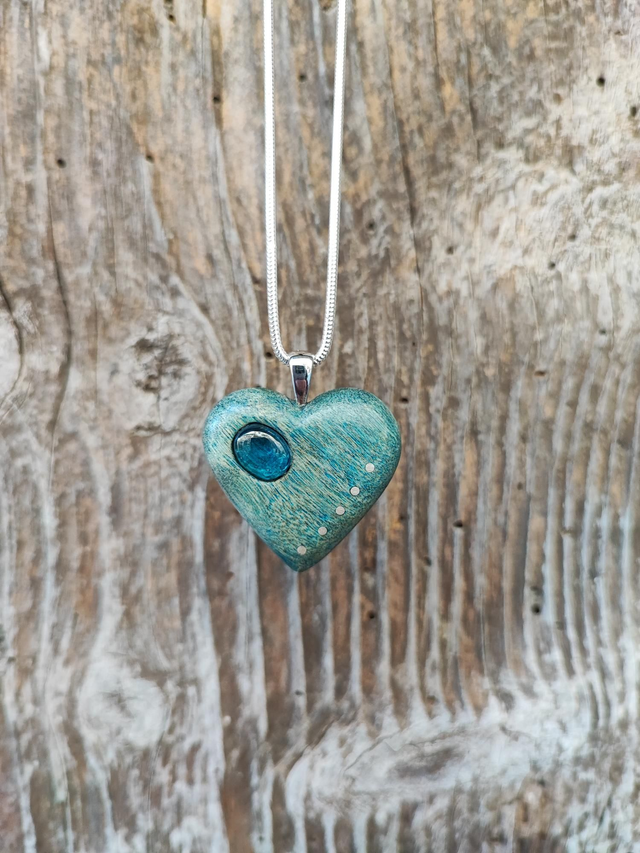 Pendentif Coeur en Bois de Loupe de Peuplier stabilisé bleu, Cyanite néon et Argent 