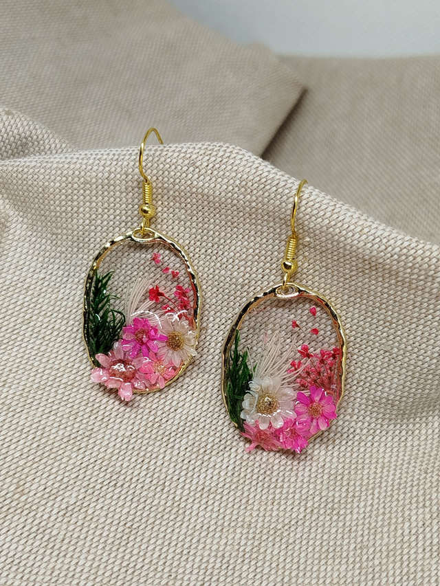 Boucles d'oreilles Hanaé en fleurs résinées coloris rose