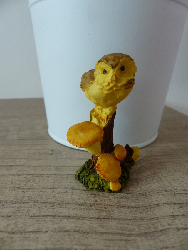 Artefice Ottanta Italie Vintage chouette miniature sur branche, sculpture chouette et champignons en céramique, collection peint à la main