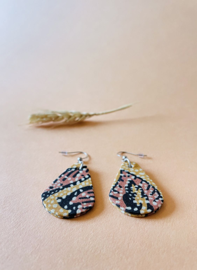 Boucles d'oreilles carton et tissu imprimé forme petites gouttes, collection « mosaïque » - tons jaune, orangé 