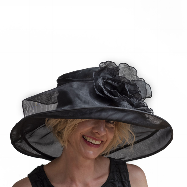 Musta isolierinen kepeä juhlahattu