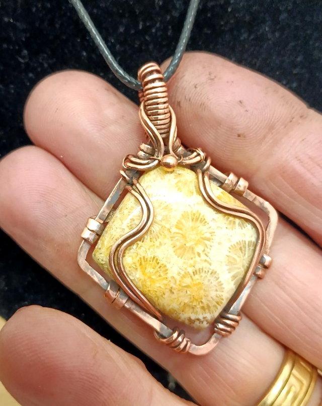 Pendentif cuivre et corail