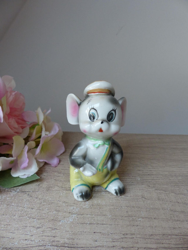 Vintage figurine souris en céramique aux grands yeux, petite souris anthropomorphe, souris groom d'hôtel, portier, bagagiste, réceptionniste
