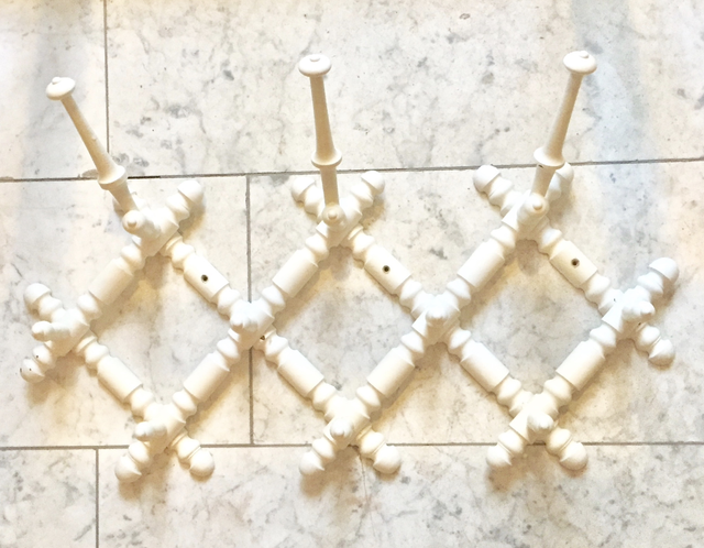 Französische Mundharmonika-Garderobe in weiss