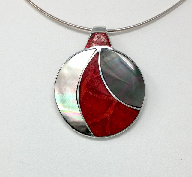 PENDENTIF ROND ORNE DE NACRE GRISE ET DE CORAIL ARGENT MASSIF - VENDU SANS CHAINE - 3395