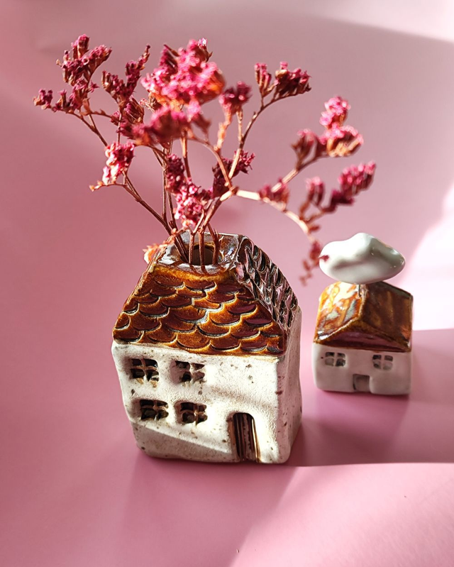 Zestaw ceramiczny: domek z otworem na kwiaty i domek z chmurką