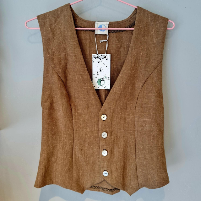 Väst i lin med pärlemorknappar XS