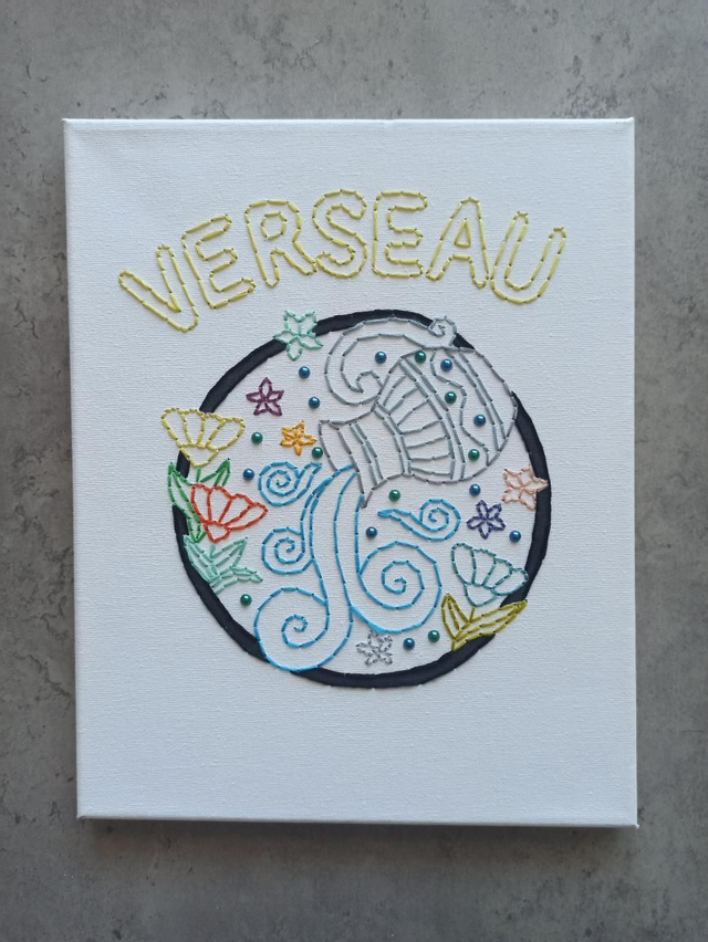 Toile brodée signe astro Verseau