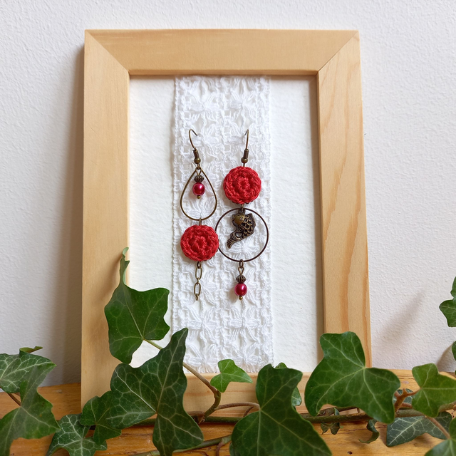 Boucles d&#039;oreille asymétriques Des gouttes de bonheur - Rouges