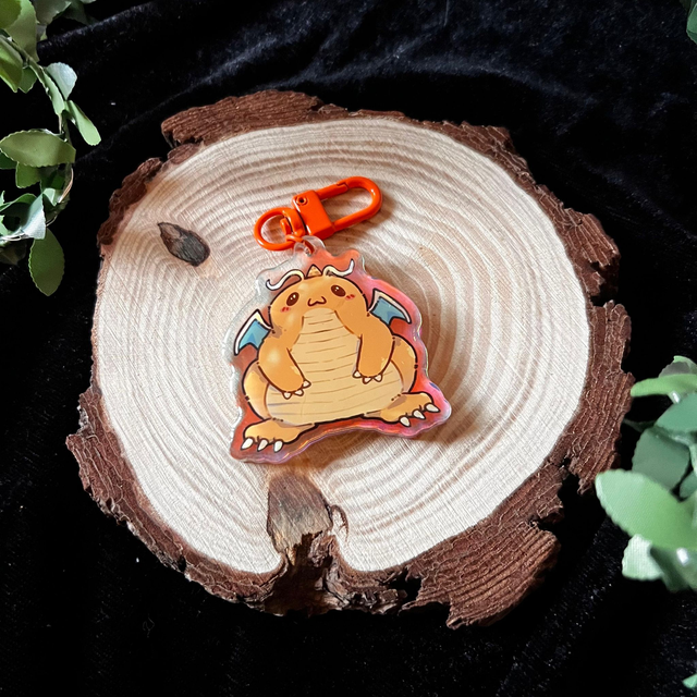Llavero Pokemon // Dragonite - acrílico holográfico arcoiris