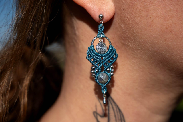 Boucles d'oreilles en micro-macramé couleur bleu canard avec Pierre Labradorite 