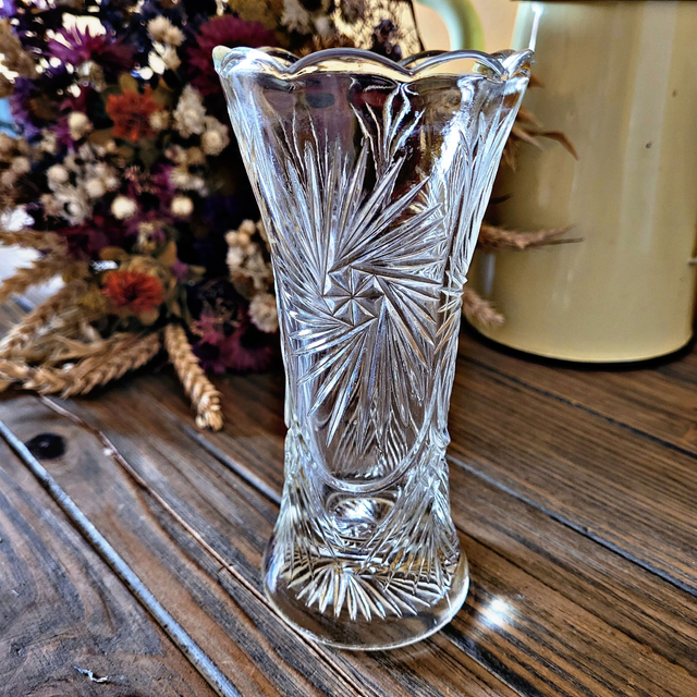 Petit vase évasé vintage en verre ciselé transparent