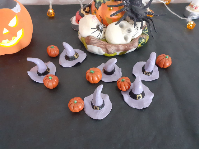 Chapeau de sorcière et sa citrouille