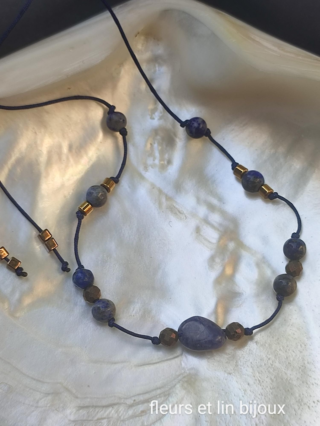 Bracelet en lapis lazuli et pyrite ( pierres naturelles) réglable par lien 