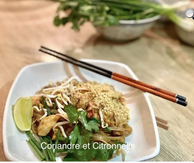 Pad thaï au poulet et aux crevettes