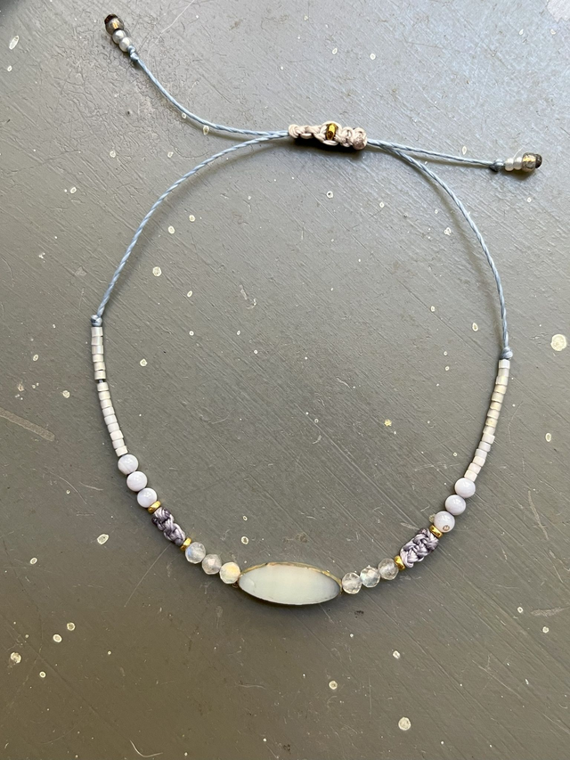 Bracelet d&#039;amitié gris perle
