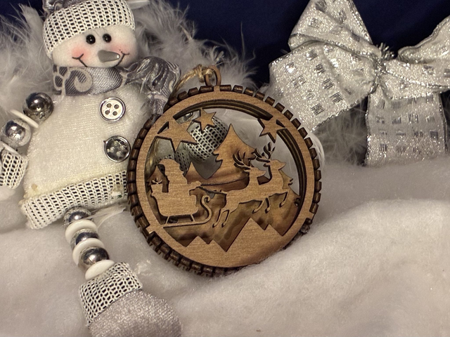 Boules de Noël en bois finition noyer multicouche – Scènes hivernales (10 modèles au choix)