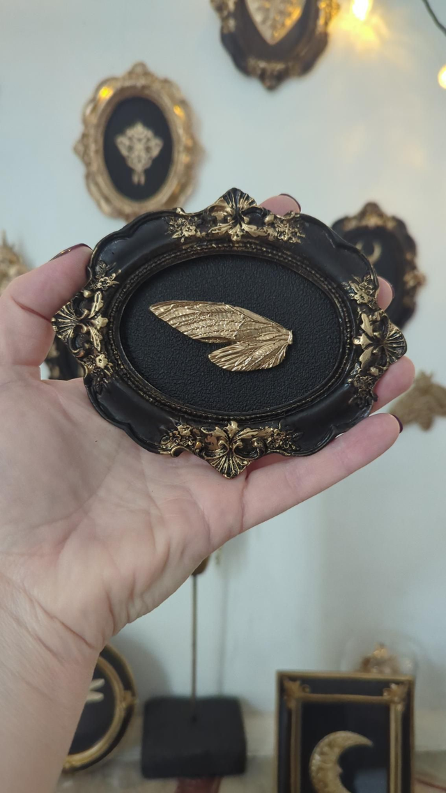 Cadre baroque noir vieilli aile papillon