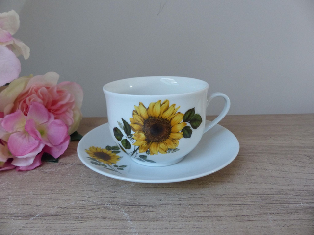 Ensemble tasse et soucoupe en porcelaine de Sologne – Décor tournesol – Fabriqué en France – Cadeau pour maman ou décoration maison campagne