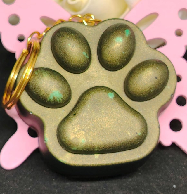 Porte clef grosse patte de chat vert tacheté 