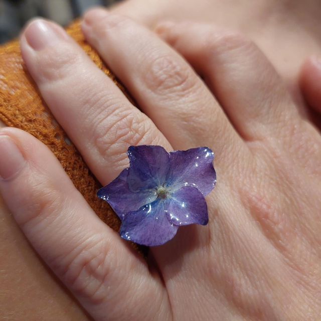 Bague Hortensia – Bijou floral fait main en résine brillante, taille 52