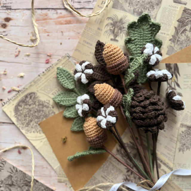 Bouquet fleurs de coton, glands et pomme de pin au crochet