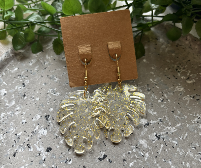 Boucles d’oreilles résine doré motif monstera 