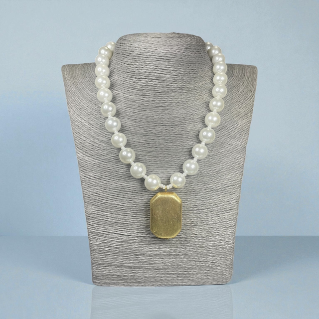 White shell pearl pendant necklace