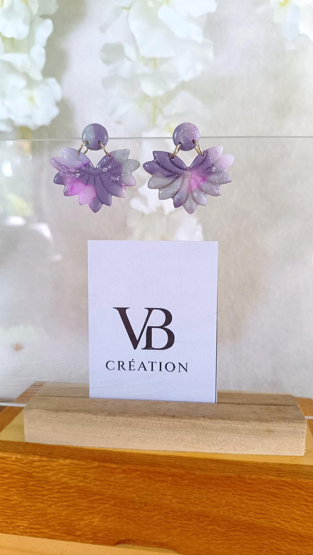 Fleurs marbrées violettes