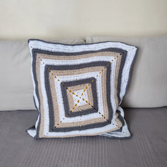 Coussin (gris, blanc et beige)