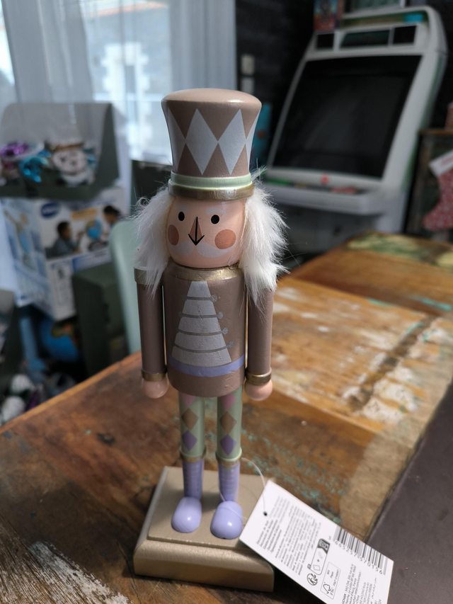 FIGURINE CASSE NOISETTE  BOIS 26 CM