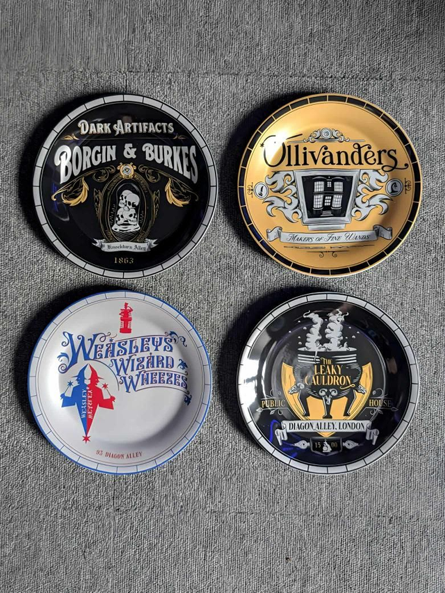 de 4 assiettes aux couleurs des enseignes les plus célèbres du chemin de Traverse.

Diamètre d'une assiette 21cm.

Poids d'une assiette seule : 360g

100% céramique.

Produit sous licence officielle.

