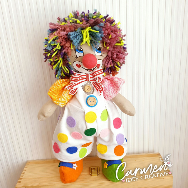 Bambola pagliaccio in piedi