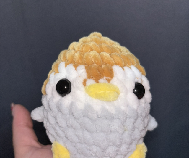 🌰🐧 Découvrez Moka, le Pingouin Marron Gris au Crochet ! 🐧🌫️