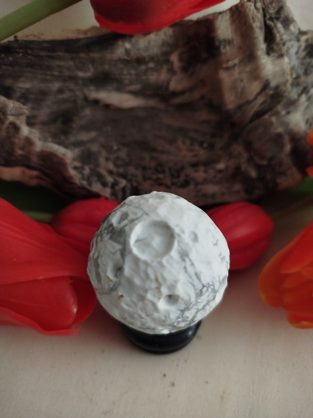 Planète en Howlite