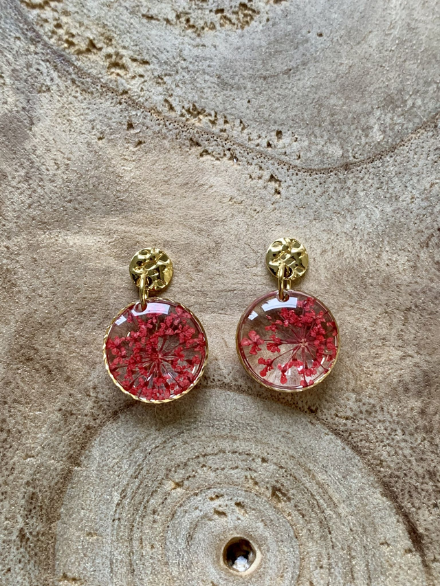 Rouge : boucles d&#039;oreilles clous (dorées)
