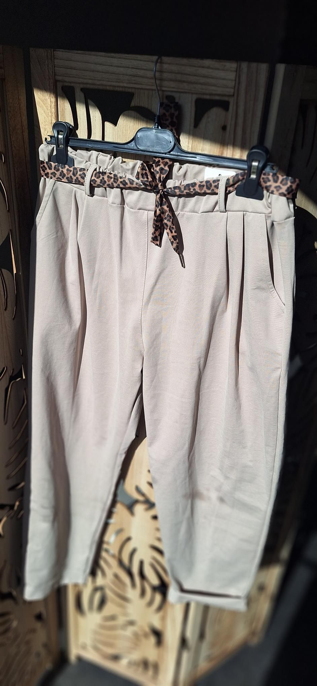 pantalon beige ceinture léopard