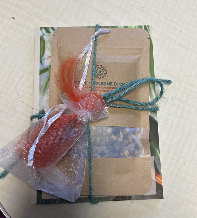 Räucherbundel mit Buch, Räuchermischung und Stein