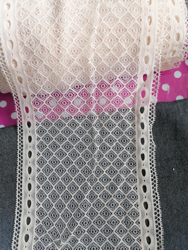 Dentelle beige clair