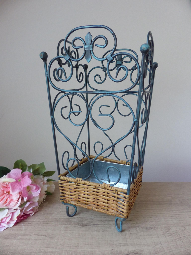 Porte-parapluies français shabby chic en métal et osier tressé – rangement élégant pour entrée, vestiaire ou maison de campagne rustique