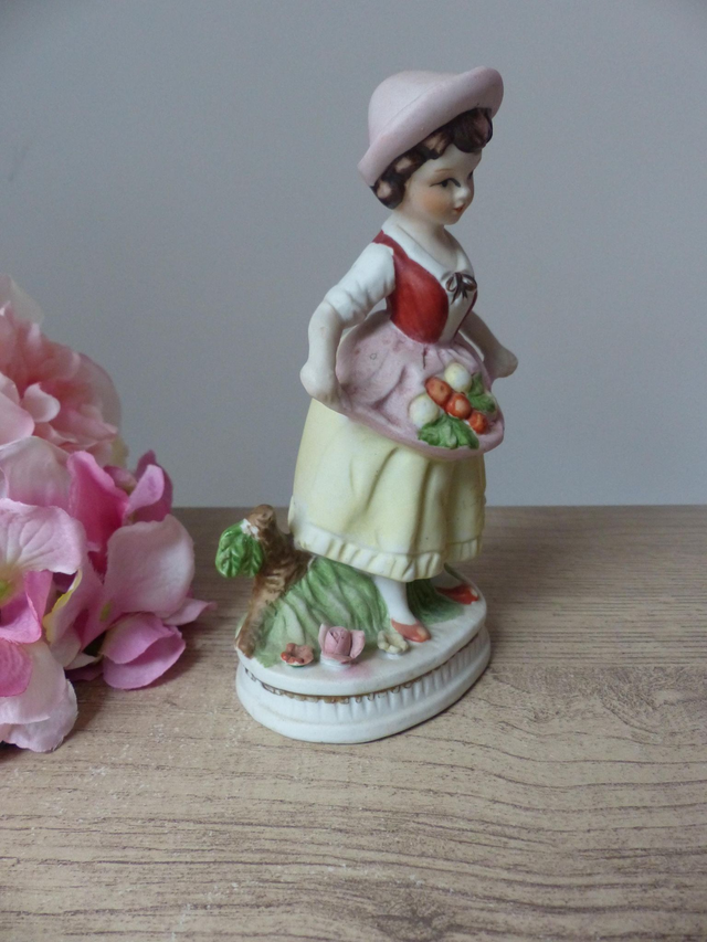 Figurine fille campagne, fermière avec des fruits et légumes, statuette jeune paysanne avec panier cueillette, décoration maison campagne